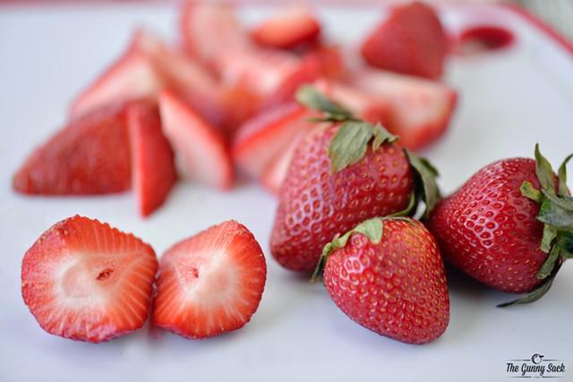 รูปภาพ:http://www.thegunnysack.com/wp-content/uploads/2015/04/Strawberries.jpg