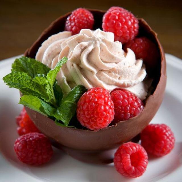 ภาพประกอบบทความ 'Chocolate Dessert Bowls' เมนูของหวานในชามช็อกโกแลต เก๋ไก๋สะดุดตาสุดๆ