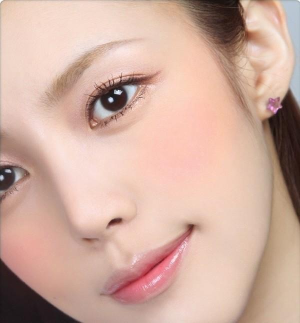 รูปภาพ:http://www.fashiontrendspk.com/wp-content/uploads/Natural-Look-Make-Up-using-Korean-Beauty-Products2.jpg