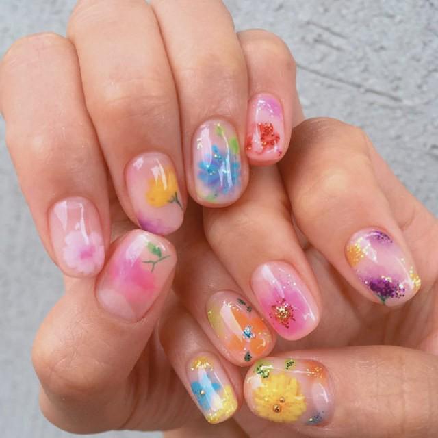 ภาพประกอบบทความ  20 ไอเดียเพ้นท์เล็บ Beautiful Floral Nail ที่จะมาช่วยสร้างสีสันให้กับหน้าฝน!