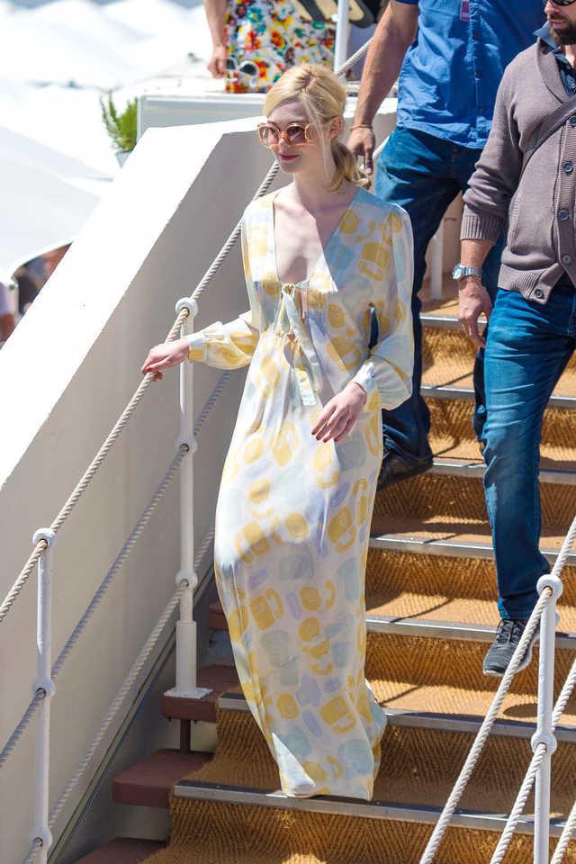 รูปภาพ:http://lacelebs.co/wp-content/uploads/2017/05/elle-fanning-was-seen-out-in-cannes-during-the-70th-cannes-film-festival-05-19-2017-1.jpg