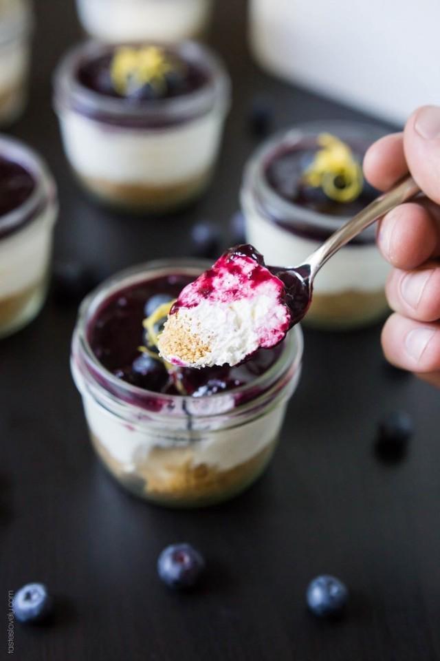 รูปภาพ:http://www.tasteslovely.com/wp-content/uploads/2015/06/Mini-No-Bake-Cheesecakes-with-Blueberry-Sauce-4-683x1024.jpg