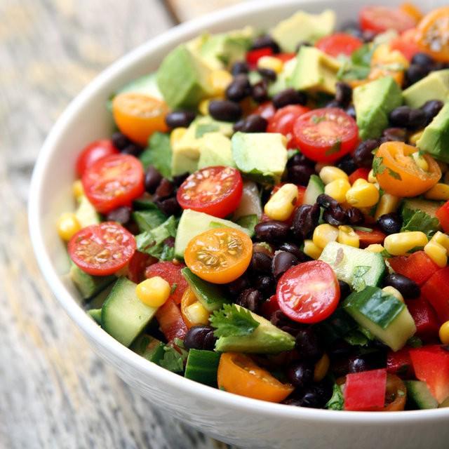 ภาพประกอบบทความ 'Black Bean Corn Salad' เมนูสลัดข้าวโพดใส่ถั่วดำ อร่อยลดอ้วน