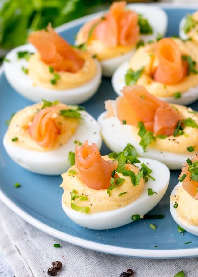 รูปภาพ:https://images.britcdn.com/wp-content/uploads/2017/05/Smoked-Salmon-Devilled-Eggs-recipe-finished-4.jpg?fit=max&w=800