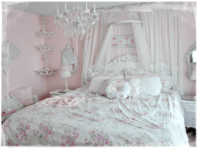 รูปภาพ:http://decoroption.com/wp-content/uploads/2015/10/women-bedroom-shabby-chic-decor-in-light-pink-scheme-shabby-chic-bedroom-bedroom-shabby-chic-taste-vintage-bedroom-ideas.png