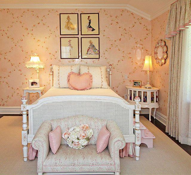 รูปภาพ:http://cdn.decoist.com/wp-content/uploads/2016/05/Antique-barbie-prints-are-a-great-addition-to-the-shabby-chic-girls-bedroom-in-pink.jpg