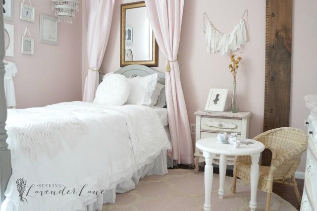 รูปภาพ:http://seekinglavenderlane.com/wp-content/uploads/2016/07/pink-vintage-girls-room-9.jpg