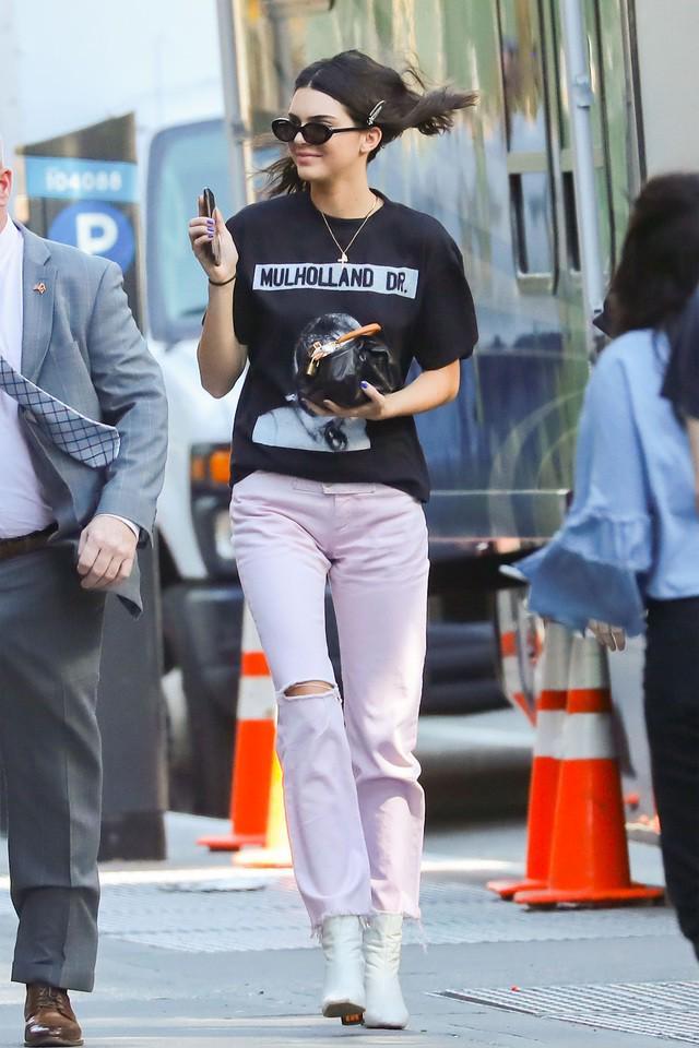 รูปภาพ:https://hips.hearstapps.com/hmg-prod.s3.amazonaws.com/images/hbz-kendall-jenner-0502-getty-1493824618.jpg