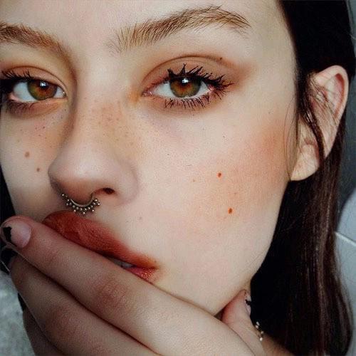 รูปภาพ:http://ninja-cosmico.ninjacosmico.netdna-cdn.com/wp-content/uploads/2016/03/Retro-90s-Grunge-Makeup-Look-Pale-glow-red-lips-red-blush-and-red-hues-around-the-eyes.jpg