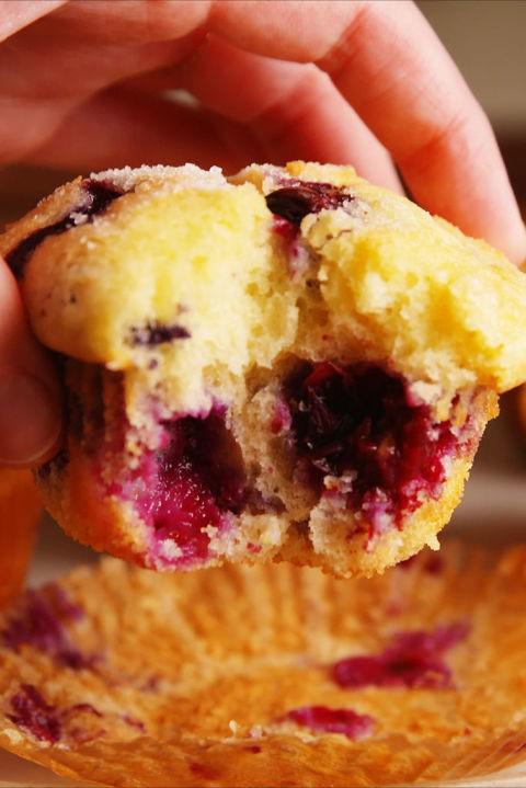 รูปภาพ:http://del.h-cdn.co/assets/17/19/480x719/gallery-1494454750-blueberry-muffins-pinterest-1-1024.jpg