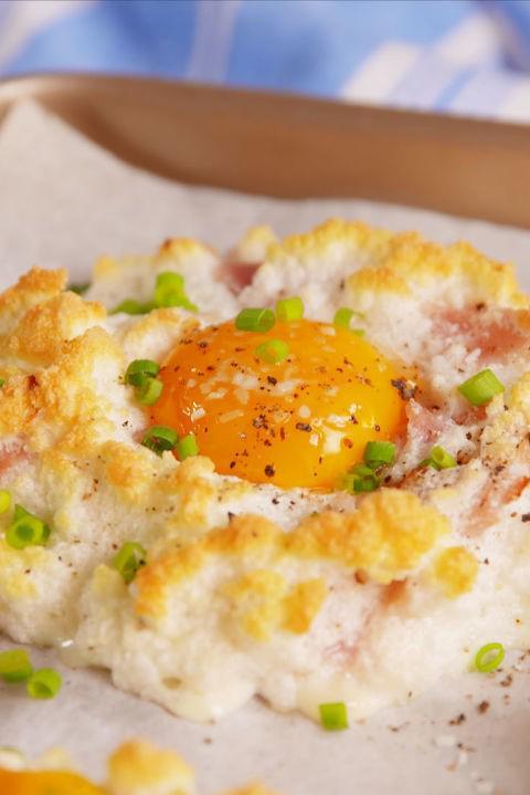 รูปภาพ:http://del.h-cdn.co/assets/17/17/480x719/gallery-1493419593-delish-cloud-eggs-pinterest-2.jpg