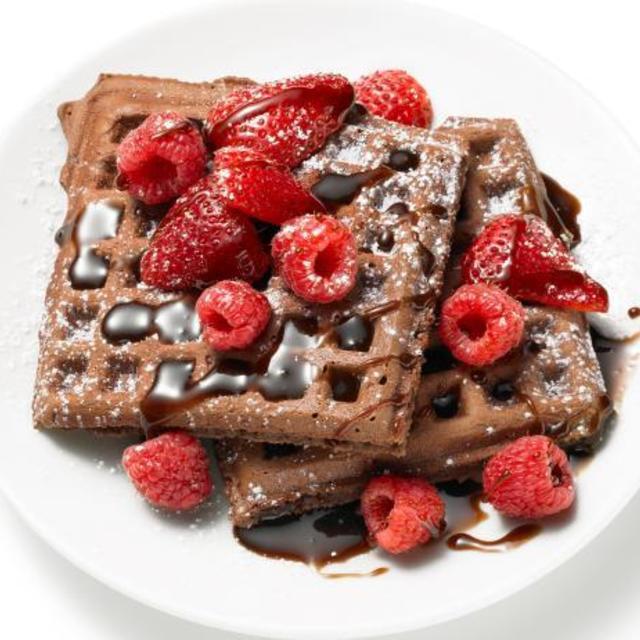 ภาพประกอบบทความ ชวนทำ 'Chocolate Waffles' วาฟเฟิลช็อกโกแลต รสชาติเข้มข้นถึงใจ กินให้ลืมแคล!