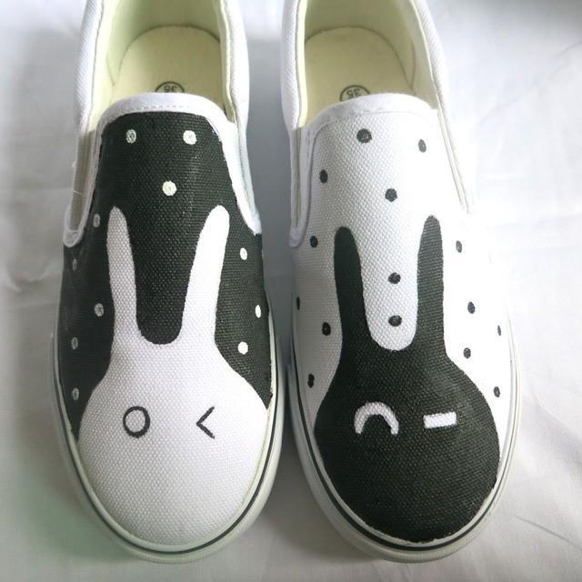 รูปภาพ:https://ae01.alicdn.com/kf/HTB1DCz.JXXXXXcMXpXXq6xXFXXXL/New-Cute-Rabbit-Style-Kids-Canvas-Shoes-Boys-Girls-Shoes-Low-Top-Slip-On-Hand-painted.jpg