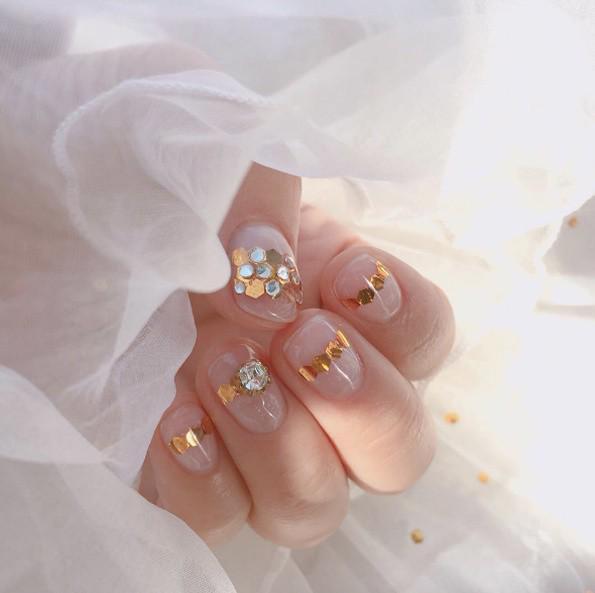 รูปภาพ:http://styleskinner.com/wp-content/uploads/2017/03/21-wedding-rings-on-nails.jpg