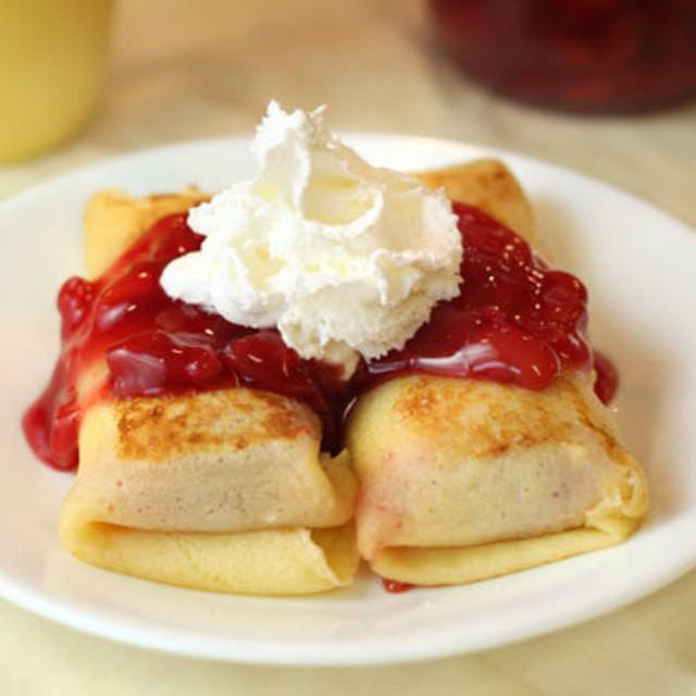 ภาพประกอบบทความ Cheese Blintzes with Cherry Sauce เครปไส้ชีสราดซอสเชอร์รี่ #อ้วนก็ต้องยอม