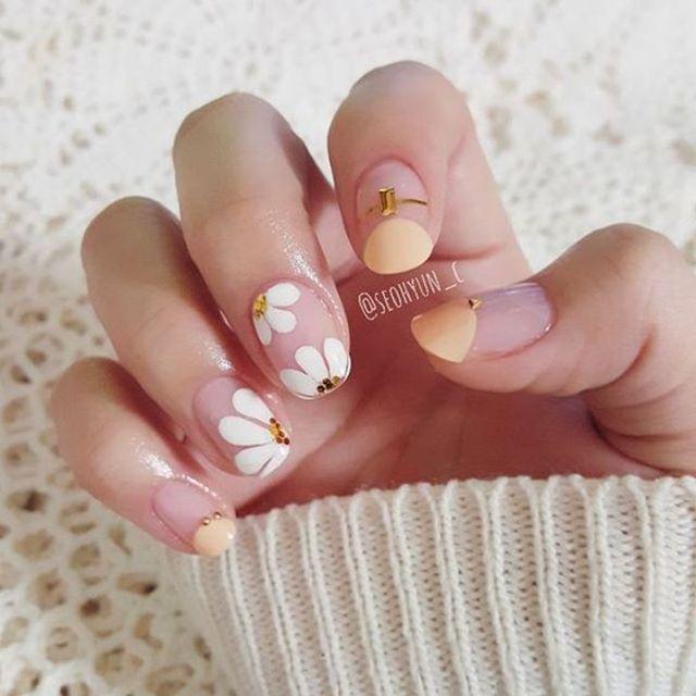 ตัวอย่าง ภาพหน้าปก:21 ไอเดียเพ้นท์เล็บดอกไม้ 'Minimal Flower Nails' สวยสุภาพ เรียบร้อยน่ารักแบบสาวเก๋