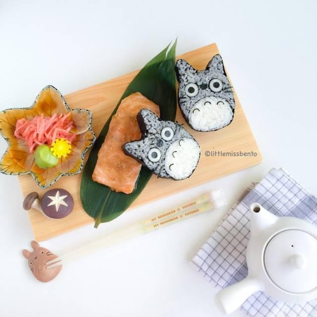 รูปภาพ:http://littlemissbento.com/wp-content/uploads/2015/05/Totoro-Sushi-1-735x735.jpg