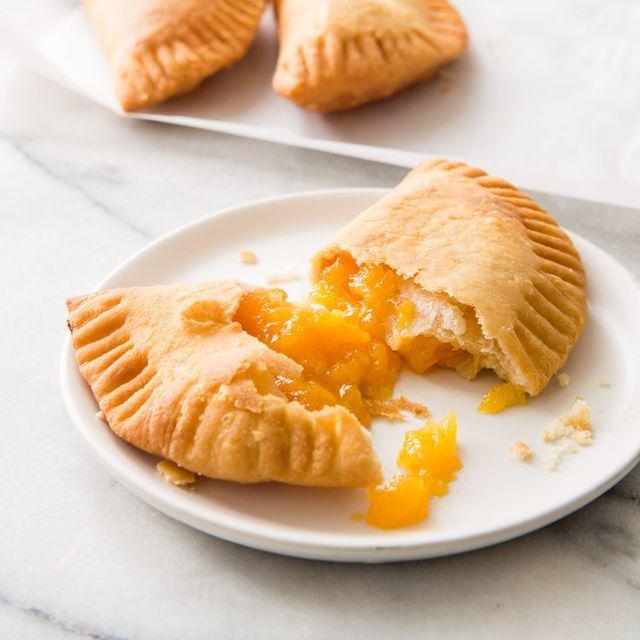 ภาพประกอบบทความ Fried Peach Hand Pies เมนูพายกรอบสอดไส้พีช หวานหอมถึงใจจนไม่อยากแบ่งใคร 😆