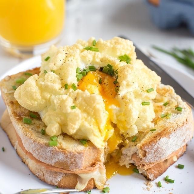 ภาพประกอบบทความ Cloud-Egg Croque Madame เมนูแซนด์วิชไข่ฟู อร่อยฟินเหมือนกินก้อนเมฆ!! 😄