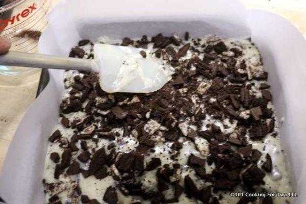 รูปภาพ:https://www.101cookingfortwo.com/wp-content/uploads/2015/12/Add-remaining-oreo-Easy-Oreo-Fudge-600x400.jpg