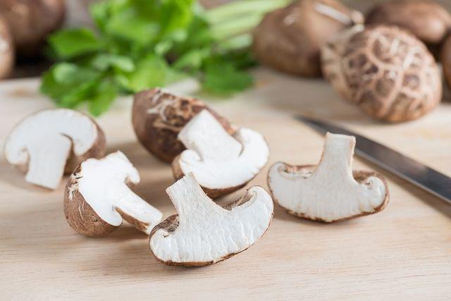 รูปภาพ:https://media.mnn.com/assets/images/2016/12/shiitake-mushrooms.jpg.838x0_q80.jpg