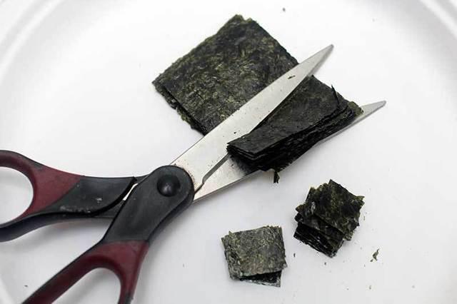 รูปภาพ:http://www.meatsandsausages.com/public/images/sausage-types/vegetarian/nori-2.jpg