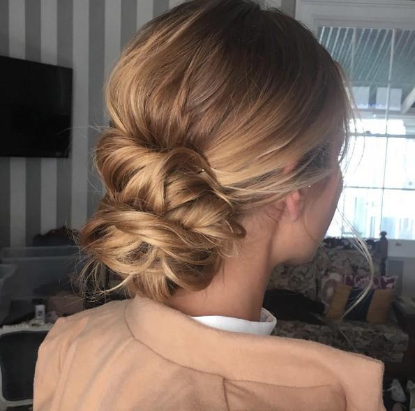 รูปภาพ:http://styleskinner.com/wp-content/uploads/2017/05/594-tousled-bun.jpg