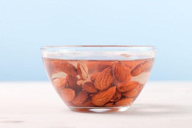 รูปภาพ:https://media.mnn.com/assets/images/2017/04/soaking-almonds.jpg.838x0_q80.jpg