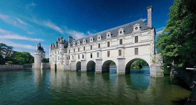 รูปภาพ:https://media.mnn.com/assets/images/2017/05/ChateauDeChenonceauOverTheRiverCher.jpg.1000x0_q80_crop-smart.jpg