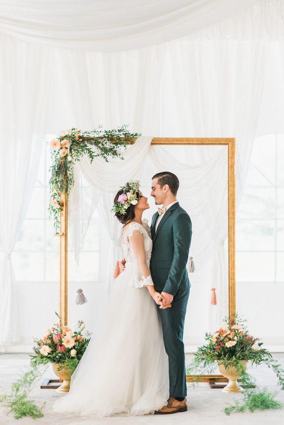 รูปภาพ:http://www.weddinginclude.com/wp-content/uploads/2017/05/Gold-frame-wedding-backdrop-accented-with-rustic-flowers.jpg