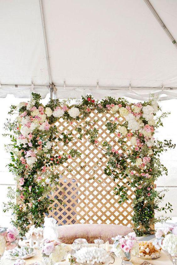 รูปภาพ:http://www.weddinginclude.com/wp-content/uploads/2017/05/Dreamy-floral-lattice-backdrop-by-Bows-Arrows-for-the-wedding.jpg