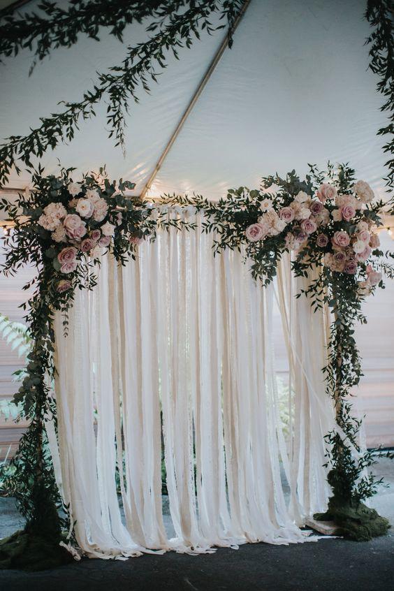 รูปภาพ:http://www.weddinginclude.com/wp-content/uploads/2017/05/greenery-arch-with-blush-flowers-and-ribbon-backdrop.jpg
