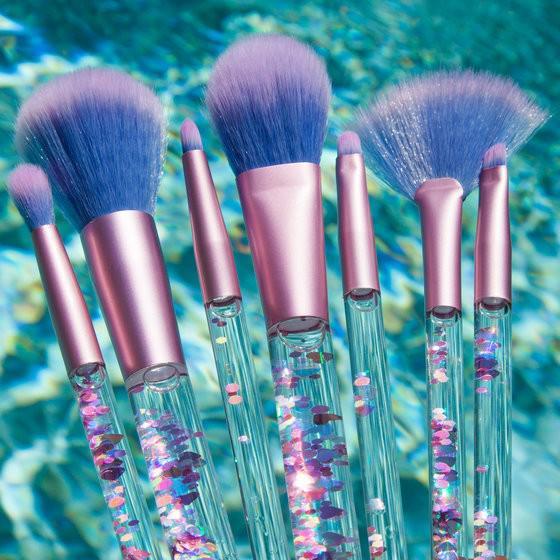 รูปภาพ:https://limecrime-weblinc.netdna-ssl.com/product_images/aquarium-brushes/Aquarium%20Brushes/593f347f6170701f6a057ef8/pdp_main.jpg