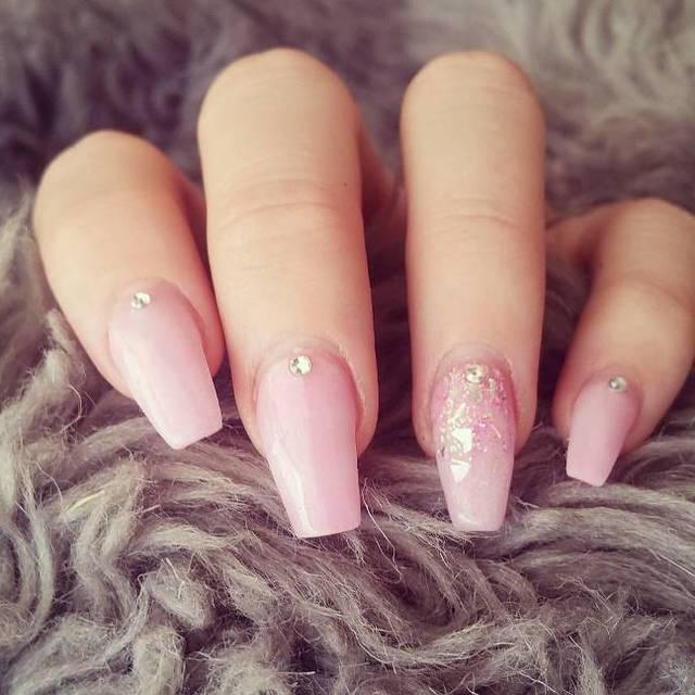รูปภาพ:http://bmodish.com/wp-content/uploads/2016/11/cute-pink-ballerina-cut-nails-bmodish.jpg