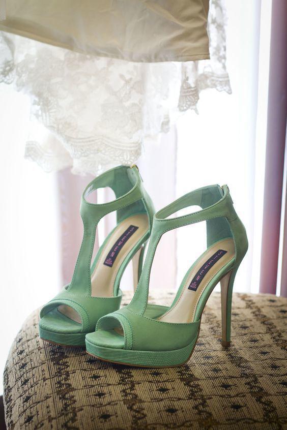 รูปภาพ:http://www.weddinginclude.com/wp-content/uploads/2016/05/mint-wedding-shoes.jpg