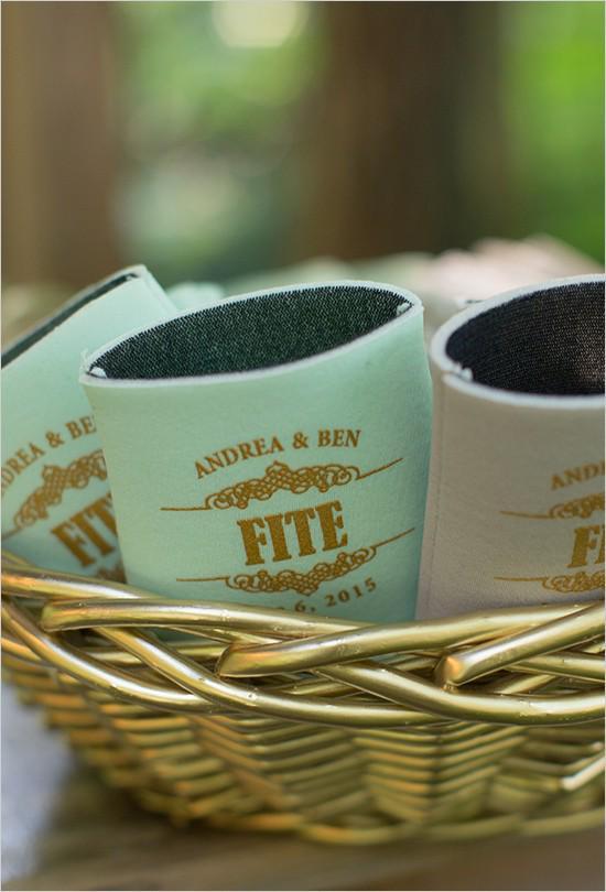 รูปภาพ:http://www.weddinginclude.com/wp-content/uploads/2016/05/mint-coozie-favor-idea-for-mint-wedding.jpg