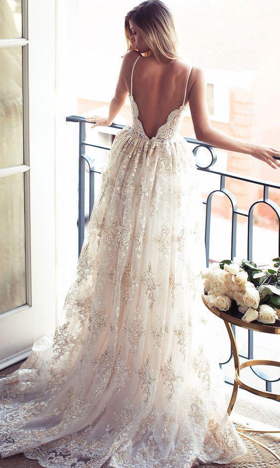 รูปภาพ:http://www.weddinginclude.com/wp-content/uploads/2017/04/Beautiful-lurelly-Backless-Wedding-Dresses.jpg