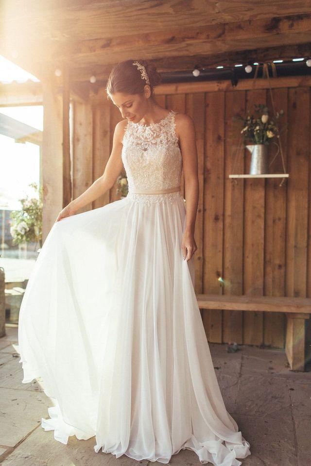 รูปภาพ:https://s-media-cache-ak0.pinimg.com/736x/92/ec/2b/92ec2be5c775007a22ac219c65d036e1--wedding-dresses-vintage-modest-simple-wedding-dresses-lace-high-neck.jpg