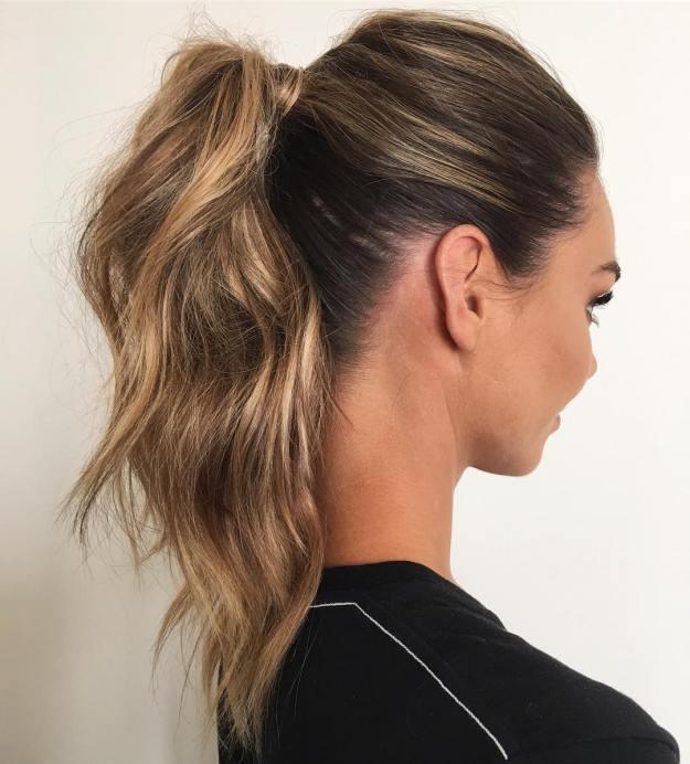 รูปภาพ:https://i2.wp.com/therighthairstyles.com/wp-content/uploads/2017/06/13-wavy-ponytail-with-a-wrap.jpg?zoom=1.25&resize=500%2C554&ssl=1