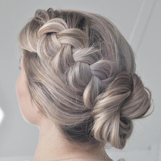 รูปภาพ:https://i1.wp.com/therighthairstyles.com/wp-content/uploads/2017/06/3-easy-twisted-bun-with-a-braid-updo.jpg?zoom=1.25&resize=500%2C500&ssl=1