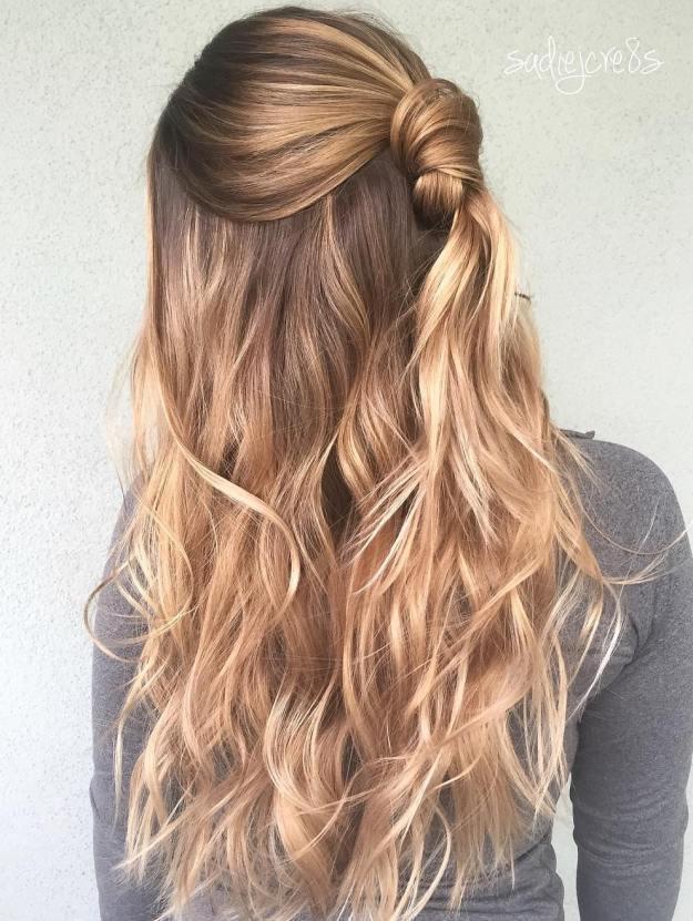 รูปภาพ:https://i0.wp.com/therighthairstyles.com/wp-content/uploads/2017/06/15-knotted-half-updo-for-long-hair.jpg?zoom=1.25&resize=500%2C665&ssl=1