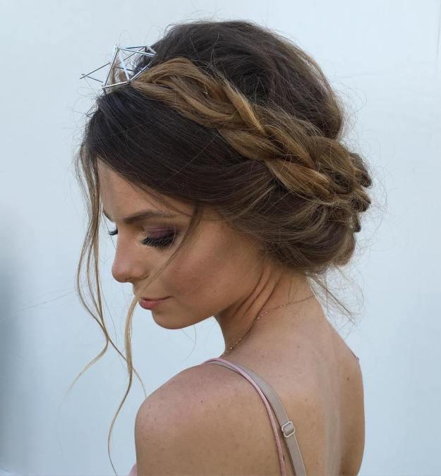 รูปภาพ:https://i0.wp.com/therighthairstyles.com/wp-content/uploads/2017/06/9-messy-milkmaid-braid-with-a-bouffant.jpg?zoom=1.25&resize=500%2C540&ssl=1