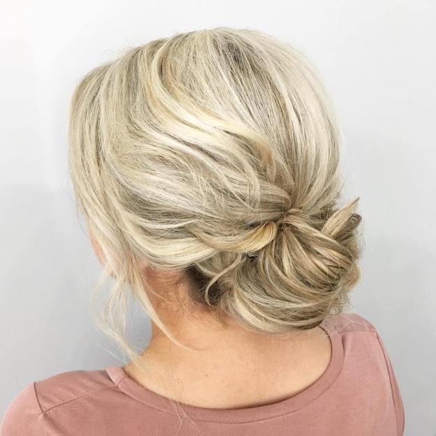 รูปภาพ:https://i1.wp.com/therighthairstyles.com/wp-content/uploads/2017/06/18-blonde-low-bun.jpg?zoom=1.25&resize=500%2C500&ssl=1