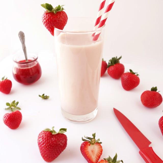 ตัวอย่าง ภาพหน้าปก:Strawberry Bunny Milk สูตรนมสตรอว์เบอร์รี่ฉบับโฮมเมด หอมหวานมัน ถึงรสชาติที่แท้จริง