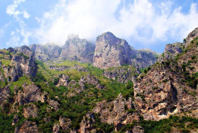 รูปภาพ:https://media.mnn.com/assets/images/2017/06/amalfi-coast-cliffs.jpg.990x0_q80_crop-smart.jpg