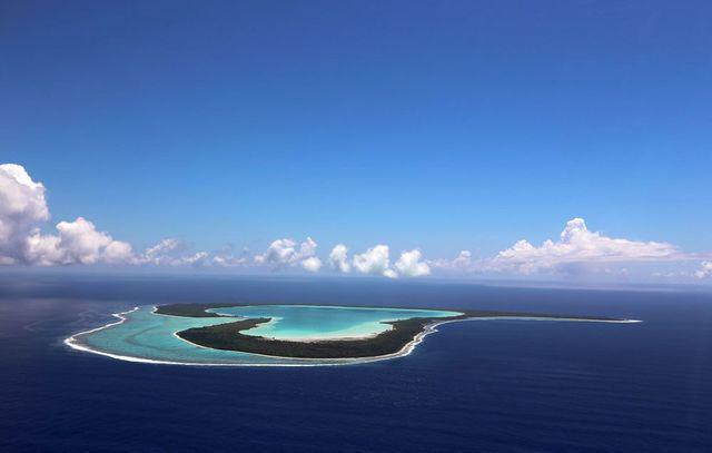 รูปภาพ:https://media.mnn.com/assets/images/2017/02/Tupai-heart-shaped-atoll.jpg.1000x0_q80_crop-smart.jpg