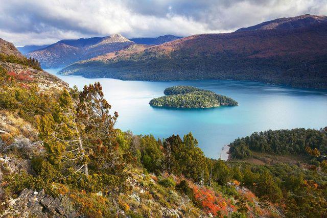 รูปภาพ:https://media.mnn.com/assets/images/2017/02/Heart-Island-Lake-Mascardi-Argentine-Patagonia.jpg.1000x0_q80_crop-smart.jpg