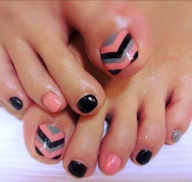 รูปภาพ:http://www.prettydesigns.com/wp-content/uploads/2015/08/Chevron-Toe-Nail-Design.jpg