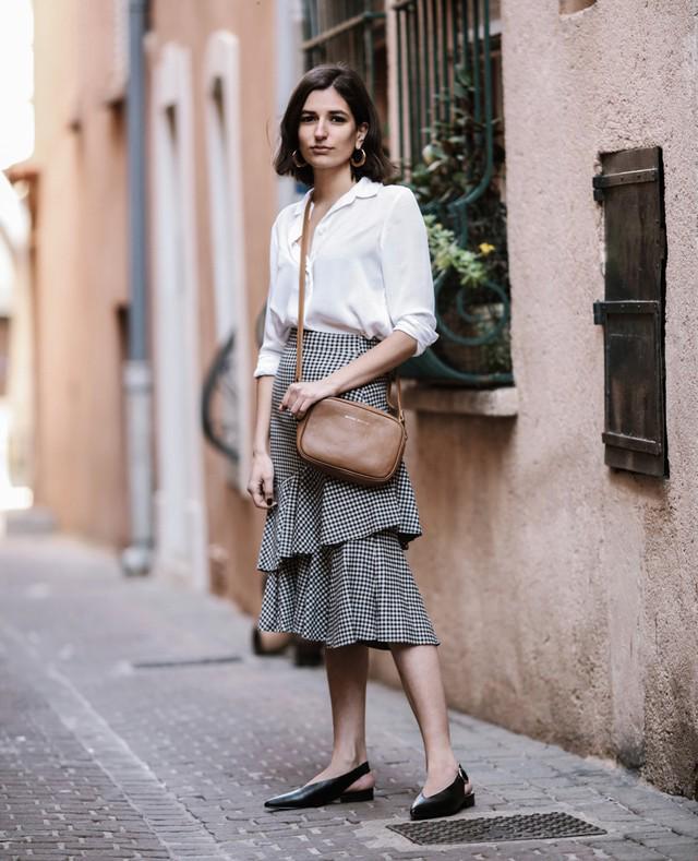 รูปภาพ:https://ariadibari.com/wp-content/uploads/2017/04/a-gingham-ruffle-skirt-mango-black-and-white-marks-spencer-sling-back-shoes-street-style-st-tropez-blogger.jpg