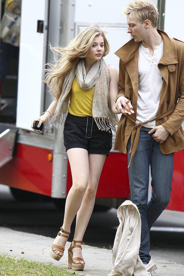 รูปภาพ:https://static.chlomo.org/gallery/photosets_2011/chloe_moretz_hick_set_candids_in_wrightsville_1/chloe_moretz_hick_set_wrightsville_002.jpg